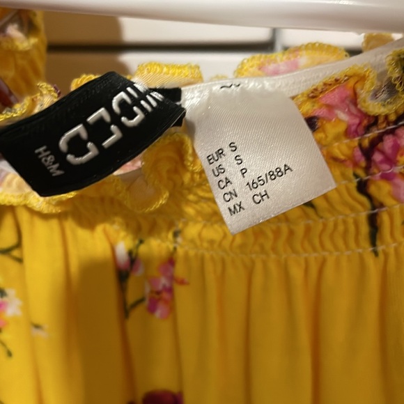 Divided H&M off the shoulder floral top - Picture 2 of 6